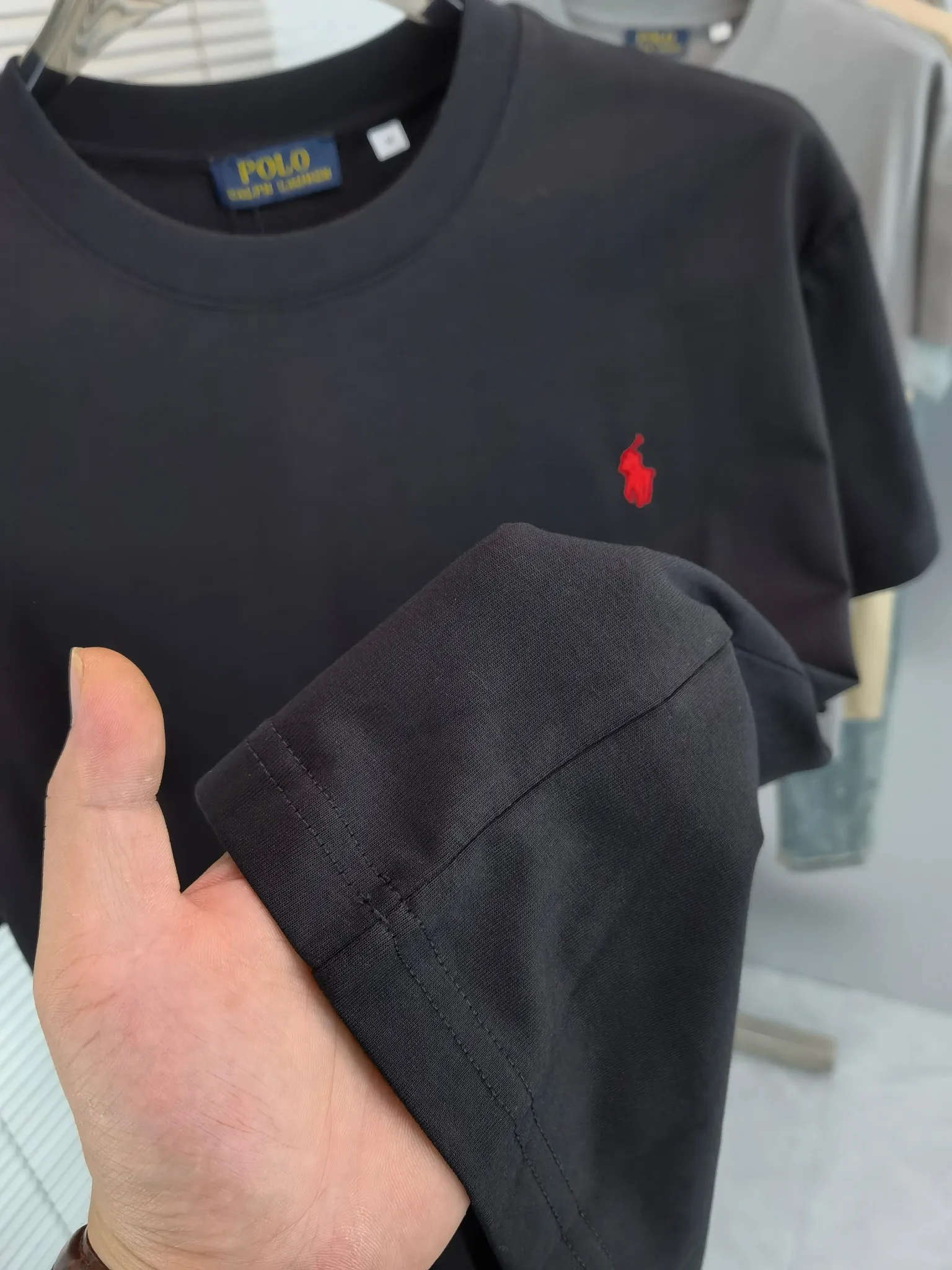 P180 🔥 Ralph Lauren Polo (available all year round) short-sleeved T-shirt 280g Couple style, same style for men and women. Made of imported custom dyed fabric, fashionable yet luxurious. There is no doubt about the quality. The upper body effect is great💂🏿 The single product is very unique. Color: Picture color Size: M ~ 2xL